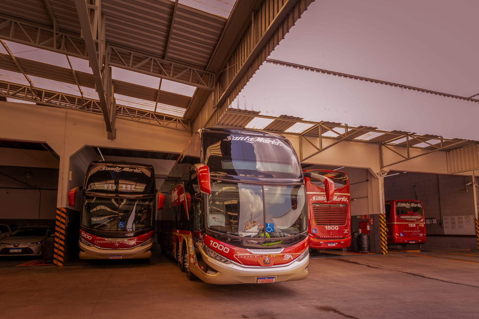 ônibus double deck na garagem Santa Maria